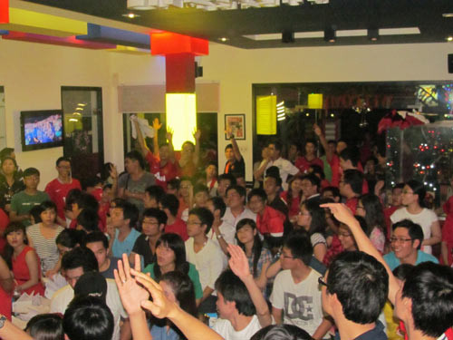 Bóng đá là môn thể thao vua, thu hút rất đông người hâm mộ. Cần sớm hợp pháp hóa các hoạt động cá cược liên quan bóng đá để người hâm mộ tham gia. Trong ảnh: Xem bóng đá Giải Ngoại hạng Anh tại TPHCM. Ảnh: ANH DŨNG