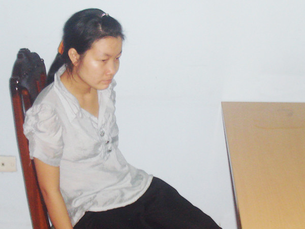 Cô ô sin 16 tuổi Phạm Thị Xuyên tại cơ quan công an.