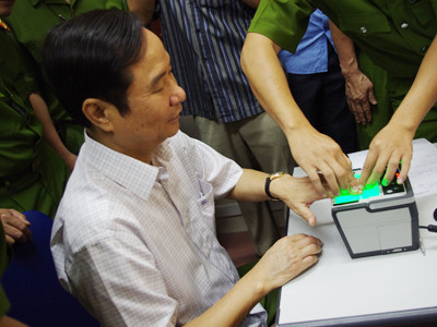 Lấy vân tay làm CMND theo mẫu mới cho công dân Phạm Quý Ngọ, Thứ trưởng Bộ Công an