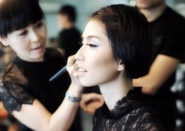 Chân dài 'lột xác' nhờ trang điểm ảnh 5