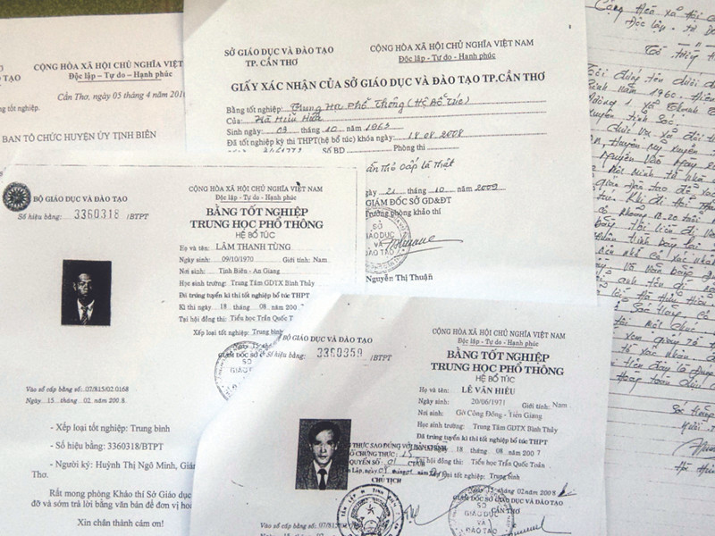 Bằng giả và công văn, tường trình gian dối. Ảnh: Sáu Nghệ. Bằng giả và công văn, tường trình gian dối. Ảnh: Sáu Nghệ