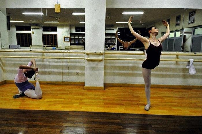 Thông thường, tại các lớp học như thế này đều được lắp đặt các tấm kính lớn xung quanh các bức tường để hỗ trợ sinh viên tập luyện