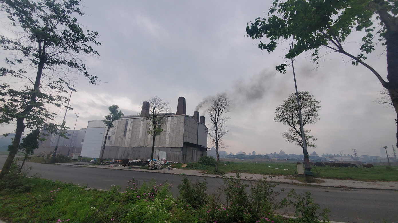 Các hộ dân ra CCN để sản xuất chỉ có điểm khác duy nhất là được chủ đầu tư phân lô bán cho diện tích vuông vức. Công nghệ sản xuất và việc xả khí thải và sỉ nhôm không có gì khác so với trong làng cũ.