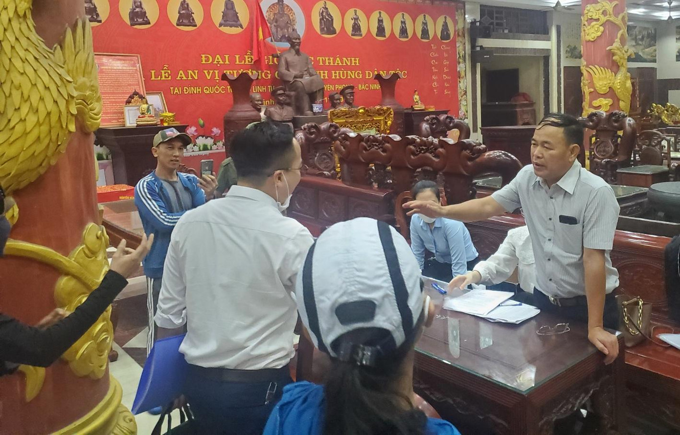 Hiện giá đền bù giải phóng mặt bằng trả cho người dân tại dự án này là 158 triệu đồng/sào (360m2), nhưng để thuê lại diện tích đó để sản xuất, người dân phải bỏ ra nhiều tỷ đồng. Trong ảnh là đại diện Công ty cổ phần tập đoàn Hanaka tiếp tục chi trả tiền đền bù vào cuối tháng 4 vừa qua.