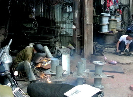 Mặc nhiên phụt lửa ra vỉa hè không quan tâm vật dụng rất dễ cháy xung quanh như xe máy 