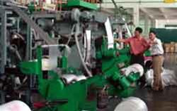 Sản xuất bao bì nhựa tự hủy trong nhà máy ở Khu công nghiệp Tân Bình (TP.HCM) Bao bì nhựa tự phân hủy được đóng lại thành cuộn để giao khách hàng Mẫu bao nhựa tự phân hủy do Thương xá Tax đặt hàng với công ty ALTA Bao bì nhựa có thể rã thành bột mịn.