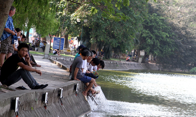 Nhiều người dân tập trung ở công viên, gần hồ nước để tránh nắng nóng gay gắt khiến 