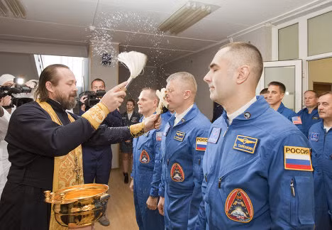 Ba thành viên của phi hành đoàn tàu vũ trụ Soyuz TMA-06m trước giờ xuất phát