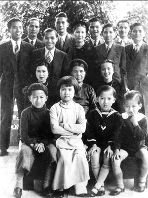 Gia đình ông Nguyễn Hải chụp hình với các cô chú cùng bà nội sau khi ông Nguyễn Hải mất. Nguyễn Lân Đính ngồi hàng dưới cùng (Thứ 3 tính từ trái qua). Cụ bà Vĩnh ngồi giữa ở hàng giữa