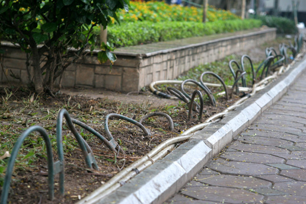 Hàng rào sắt đổ rạp nghiêng ngã cả đoạn dài