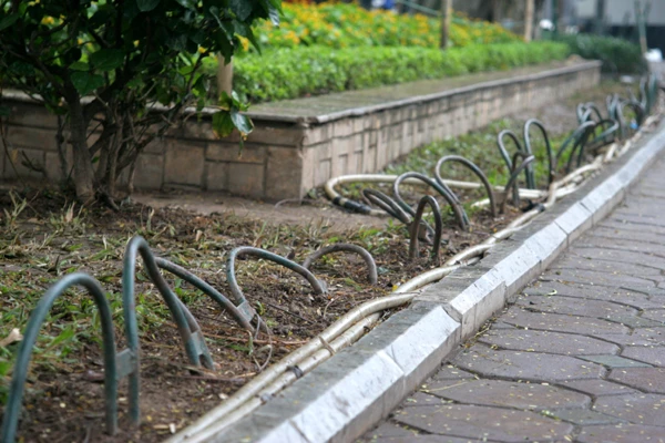 Hàng rào sắt đổ rạp nghiêng ngã cả đoạn dài