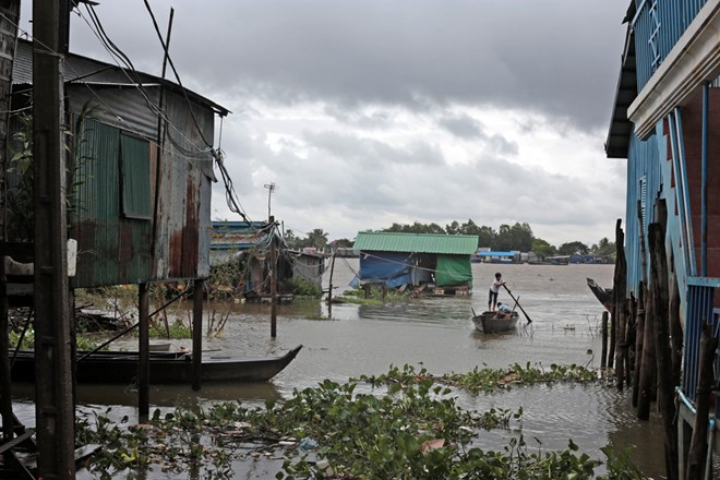 Cuộc sống lênh đênh sông nước ở Svay Pak. Ngôi làng nghèo thường xuyên bị bão tàn phá. Nhiều gia đình phải chịu cảnh trắng tay sau bão. Họ mất nhà cửa, công cụ lao động. CNN đã phỏng vấn các bà mẹ tại đây. Đa số họ đều thú nhận nợ nần là một trong những nguyên nhân khiến họ phải bán con gái. Ảnh: CNN