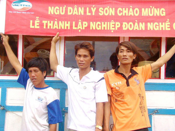 Các ngư dân Lý Sơn vui mừng vào nghiệp đoàn