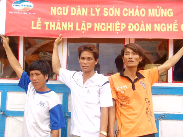 Các ngư dân Lý Sơn vui mừng vào nghiệp đoàn