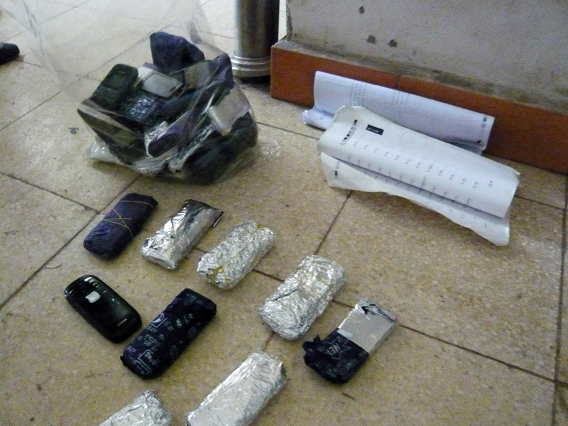 Điện thoại cuốn giấy bạc và tài liệu đưa vào phòng thi của thí sinh