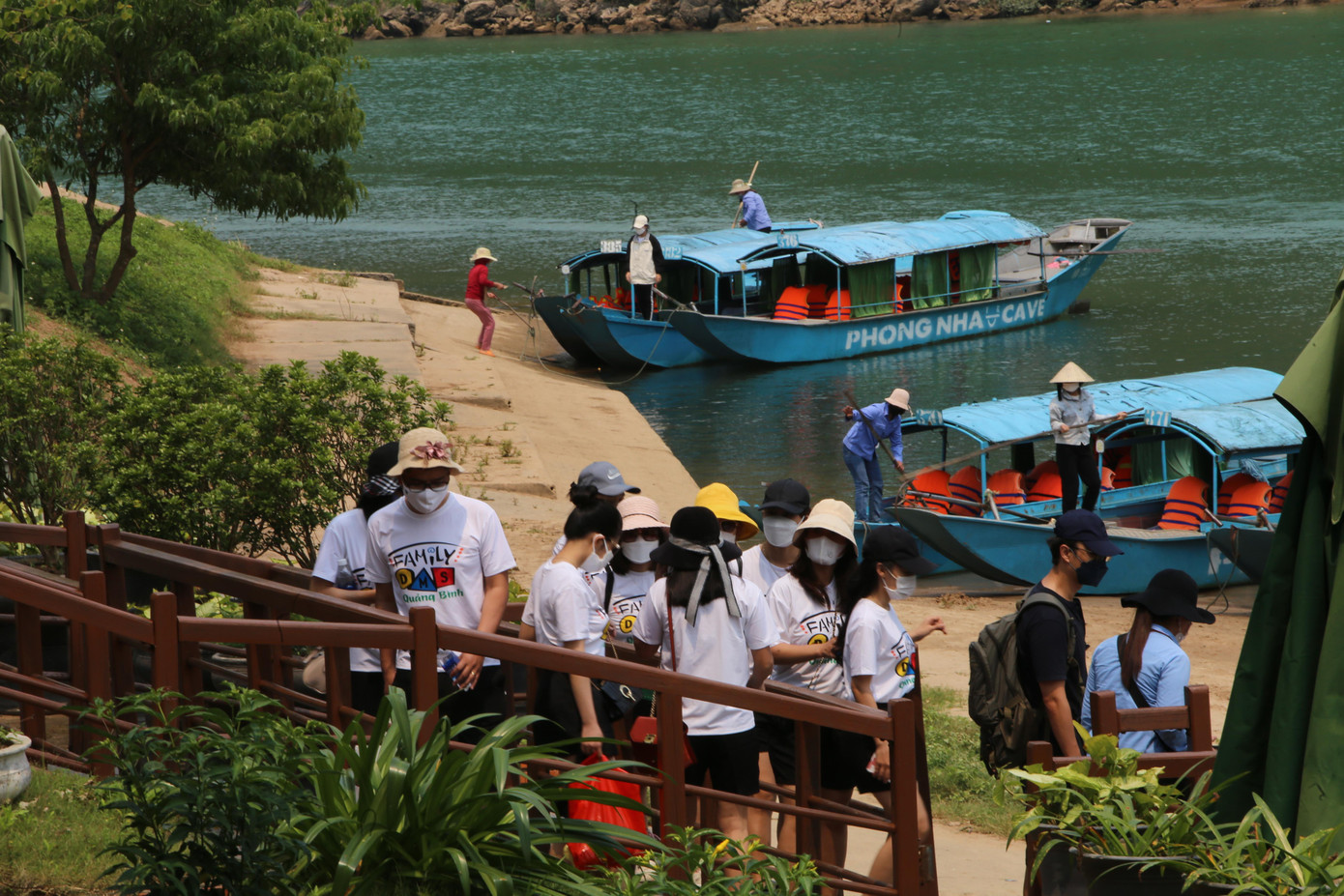 Du khách đến tham quan Động Phong Nha trong dịp lễ GIỗ tổ Hùng Vương