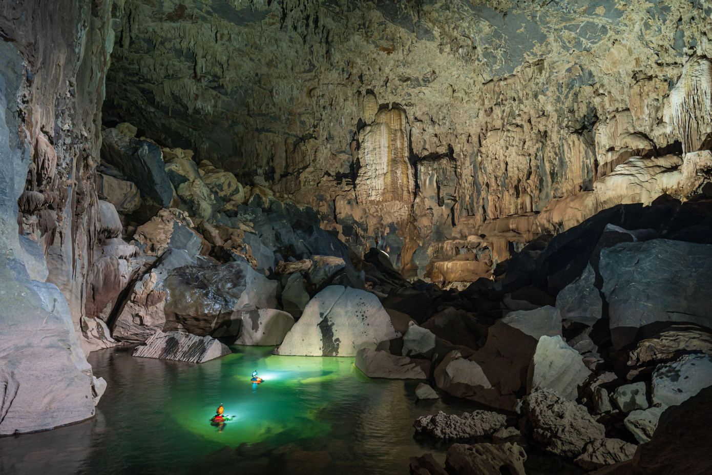 Du khách vượt qua hồ nước trong hang Sơn Đoòng