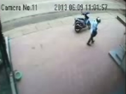 Đối tượng đi xe máy đến dựng trước tiệm vàng để thực hiện ý đồ. Đối tượng đi xe máy đến dựng trước tiệm vàng để thực hiện ý đồ