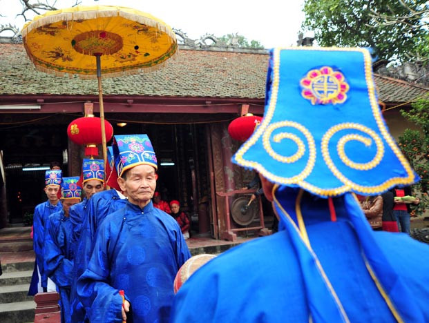 Chính giờ ngọ, các trưởng thượng trong ban giám khảo bắt đầu đi tìm cơm để chấm điểm