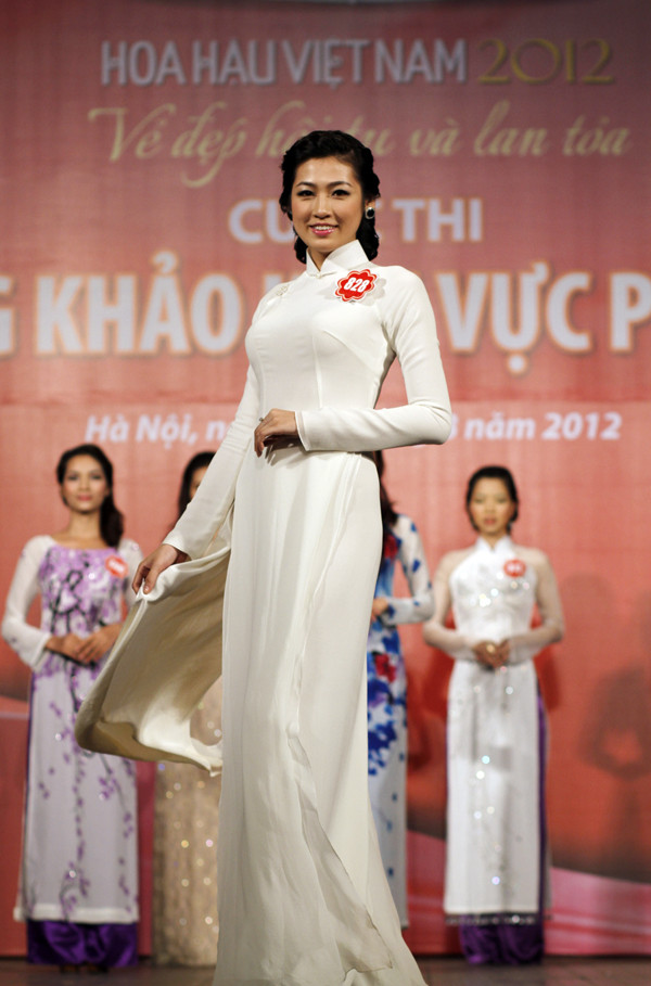 Dương Tú Anh. SBD: 828