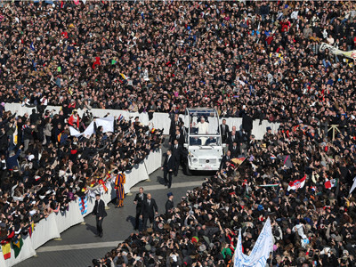 Giáo hoàng Benedict XVI, vẫy chào đám đông khi ngài đi vào quảng trường Thánh Peter, thành phố Vatican, ngày 27-2. Ảnh: Getty Images