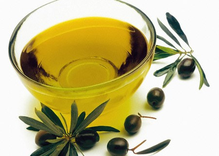 Dầu jojoba. Dầu jojoba, chiết xuất từ một loại cây ở bang California, Arizona của Mỹ và Mexico, được người da đỏ bản địa sử dụng từ hàng trăm năm trước để dưỡng ẩm và dưỡng dài tóc. Thành phần phân tử của dầu jojoba tương tự như tuyến tiết nhờn của da đầu, vì vậy rất lành tính, ít gây kích ứng