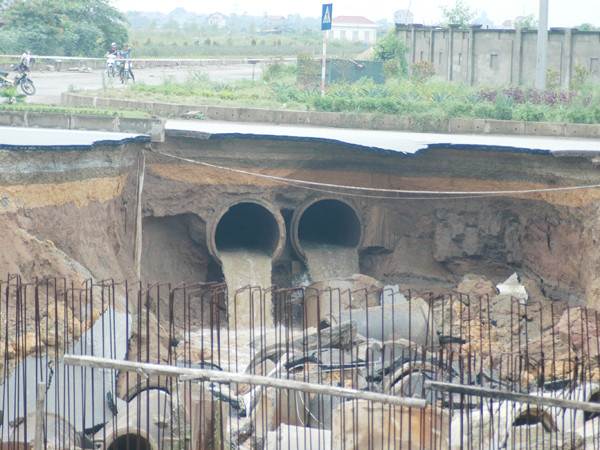 Khu sạt lở nhìn từ bên trong công trường ra ngoài đường