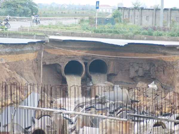 Khu sạt lở nhìn từ bên trong công trường ra ngoài đường