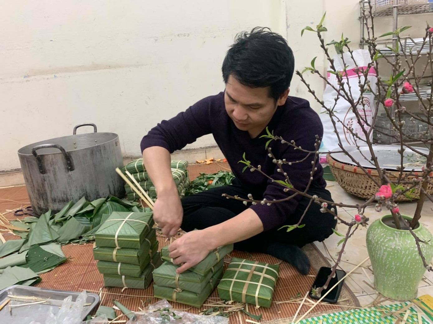 Trọng Tấn gói bánh chưng. Trọng Tấn gói bánh chưng.