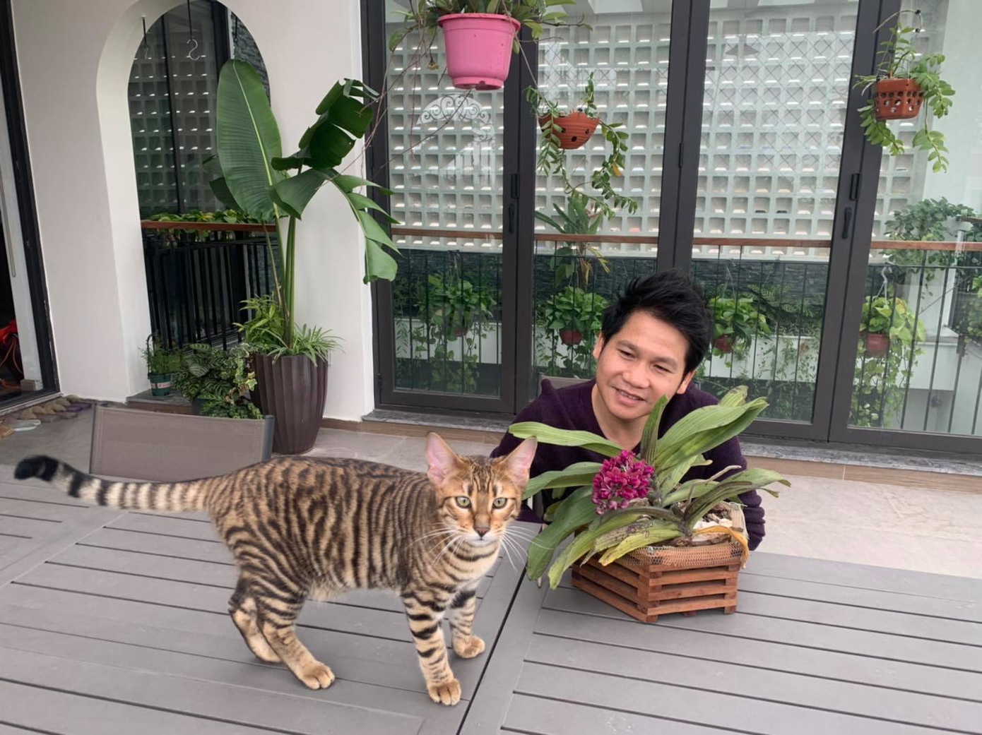 Trọng Tấn thư giãn bên boss. Trọng Tấn thư giãn bên boss.