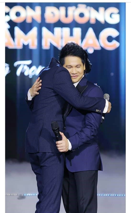 Con trai lớn xuất hiện trong chương trình Con đường âm nhạc của Trọng Tấn. Con trai lớn xuất hiện trong chương trình Con đường âm nhạc của Trọng Tấn.