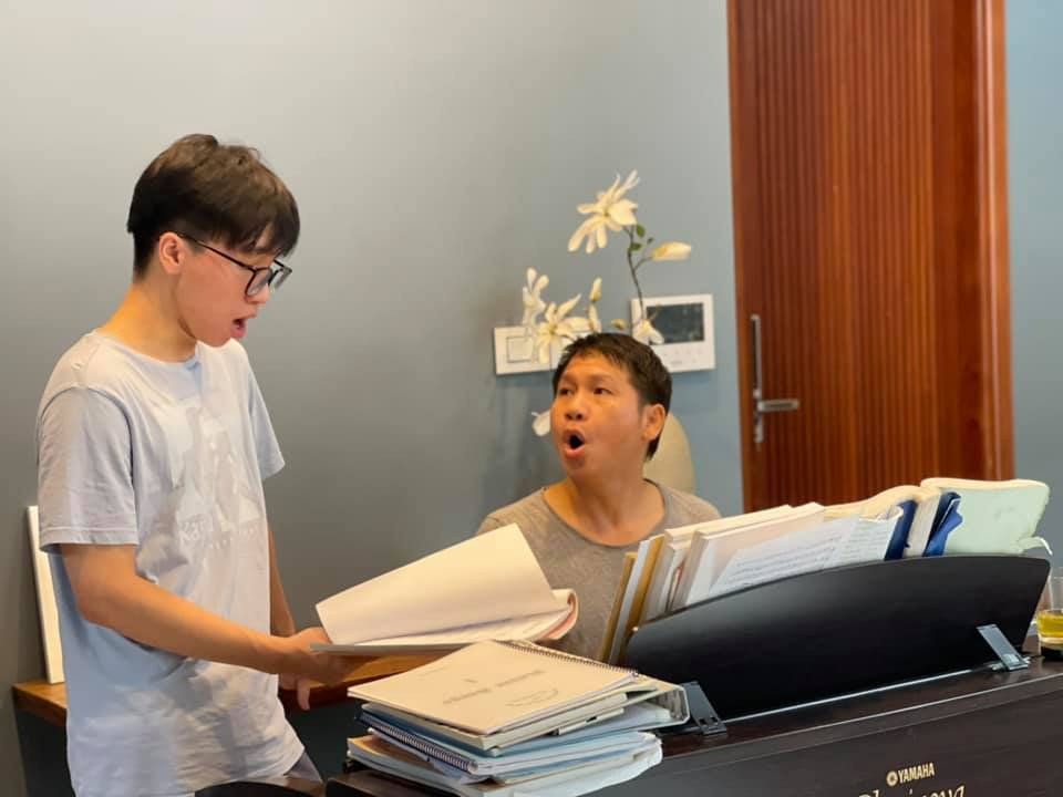 Cha con Trọng Tấn tập hát cùng nhau. Cha con Trọng Tấn tập hát cùng nhau.