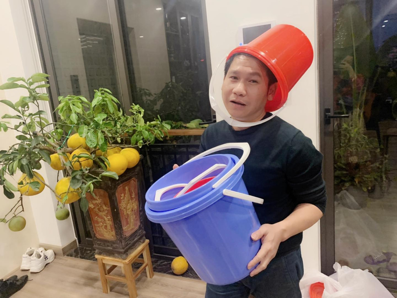 Món quà lì xì đặc biệt dành cho ca sĩ Trọng Tấn. Món quà lì xì đặc biệt dành cho ca sĩ Trọng Tấn.