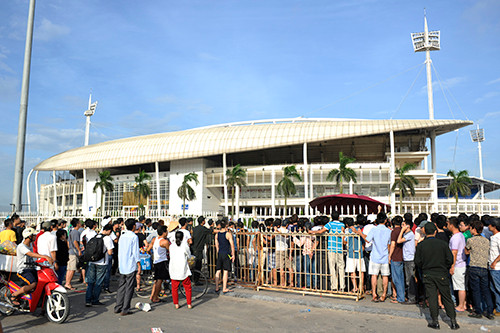 Dòng người xếp hàng chờ mua vé bên ngoài sân.