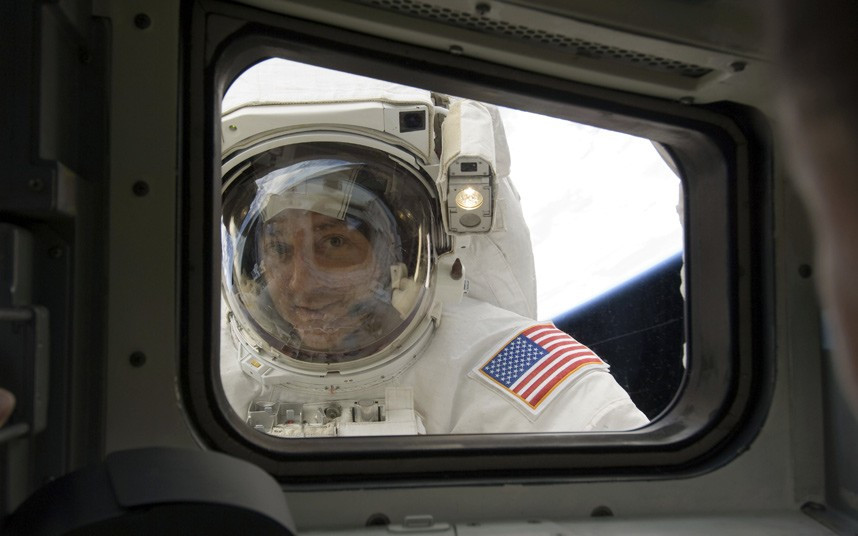 Phi hành gia Mike Massimin nhìn qua cửa sổ tàu con thoi khi bay vào vũ trụ hồi tháng 5 năm 2009. Phi hành gia Mike Massimin nhìn qua cửa sổ tàu con thoi khi bay vào vũ trụ hồi tháng 5 năm 2009