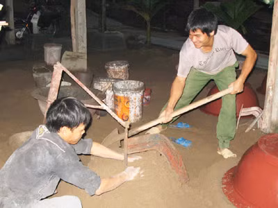 Vua chậu cảnh (phải) trực tiếp dạy nghề cho thợ mới 