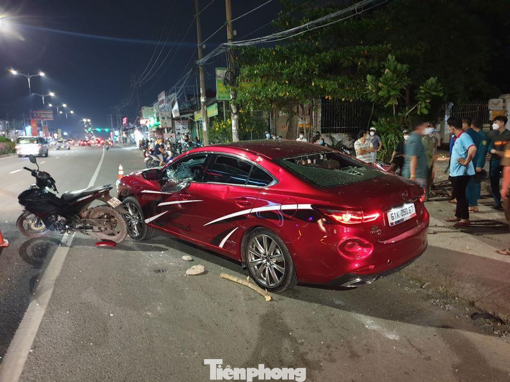 Một chiếc xe máy khác bị ô tô tông