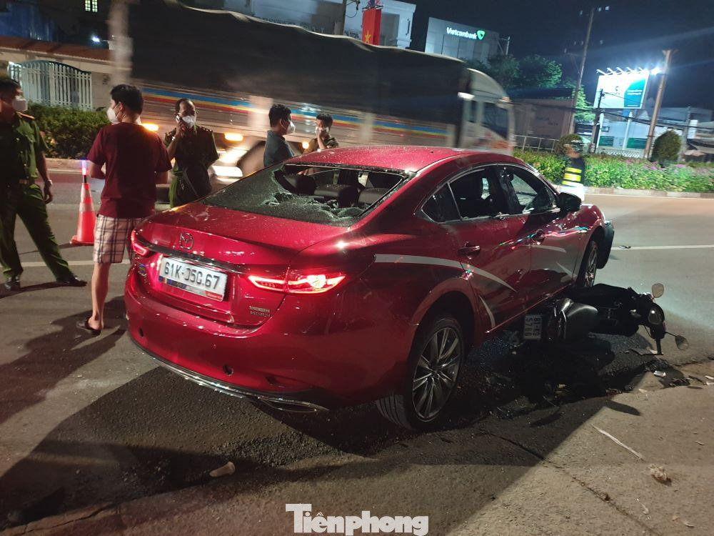 Chiếc ô tô bị đập vỡ kính