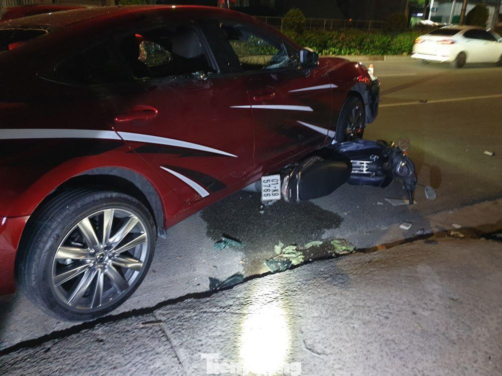 Chiếc xe máy bị mắc kẹt dưới gầm ô tô