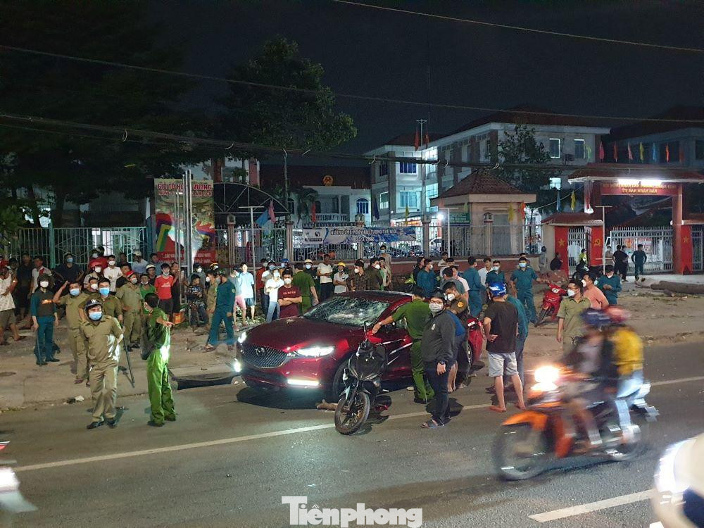 Chiếc xe ô tô bị chặn lại trước cổng UBND phường Thuận Giao