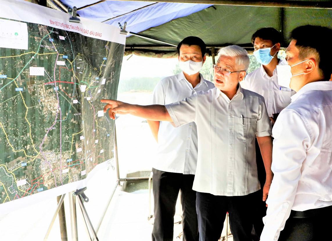 Lãnh đạo tỉnh Bình Dương kiểm tra tại một dự án xây dựng đường kết nối vùng. Ảnh: Quốc Chiến