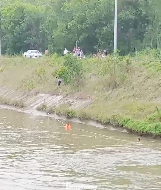 Lực lượng chức năng và người dân tìm kiếm các nạn nhân mất tích