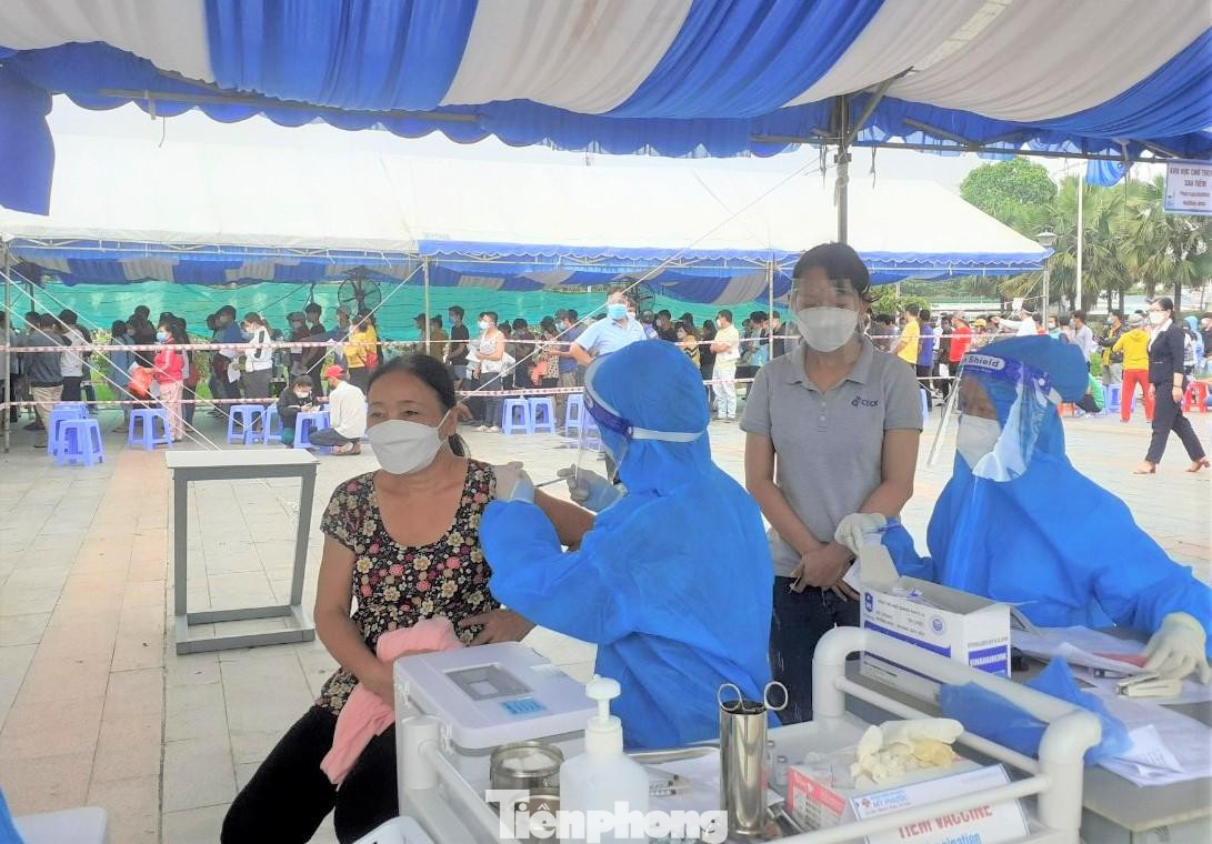 Người lao động ở Bình Dương tiêm vắc xin phòng COVID-19 Người lao động ở Bình Dương tiêm vắc xin phòng COVID-19