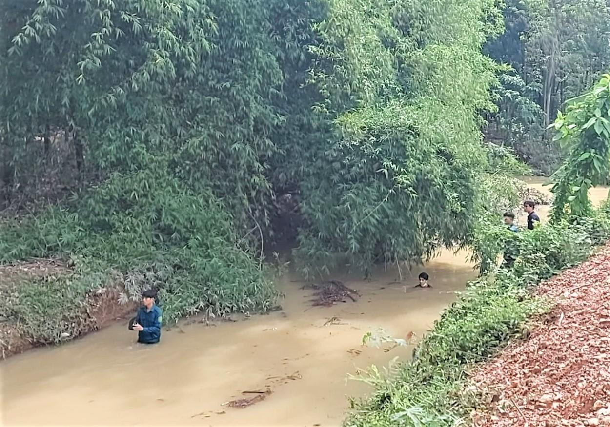 Lực lượng chức năng nỗ lực tìm kiếm người mất tích