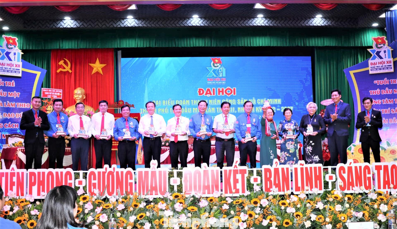 Thành Đoàn Thủ Dầu Một tri ân nguyên lãnh đạo Thành Đoàn qua các thời kỳ Thành Đoàn Thủ Dầu Một tri ân nguyên lãnh đạo Thành Đoàn qua các thời kỳ