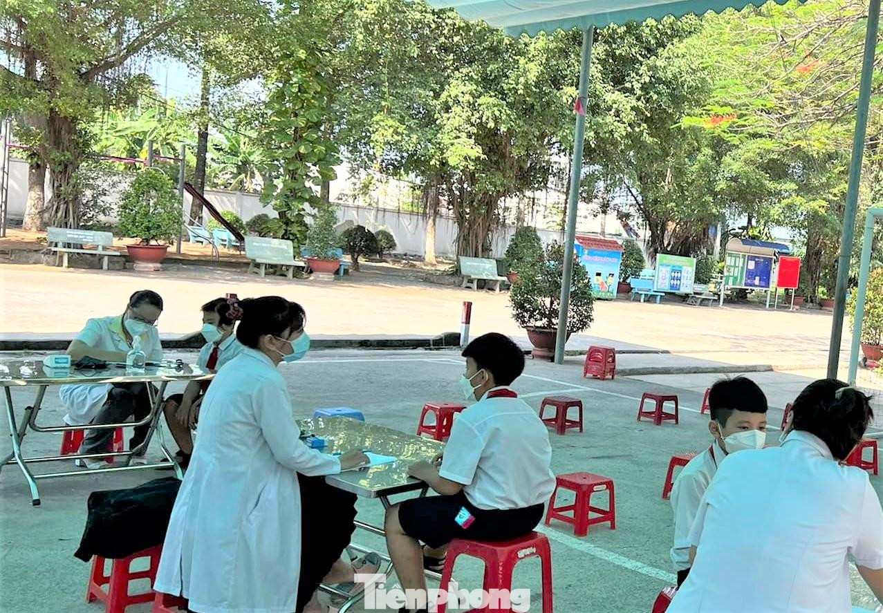 Học sinh được tư vấn tâm lý trước khi tiến hành tiêm vắc xin