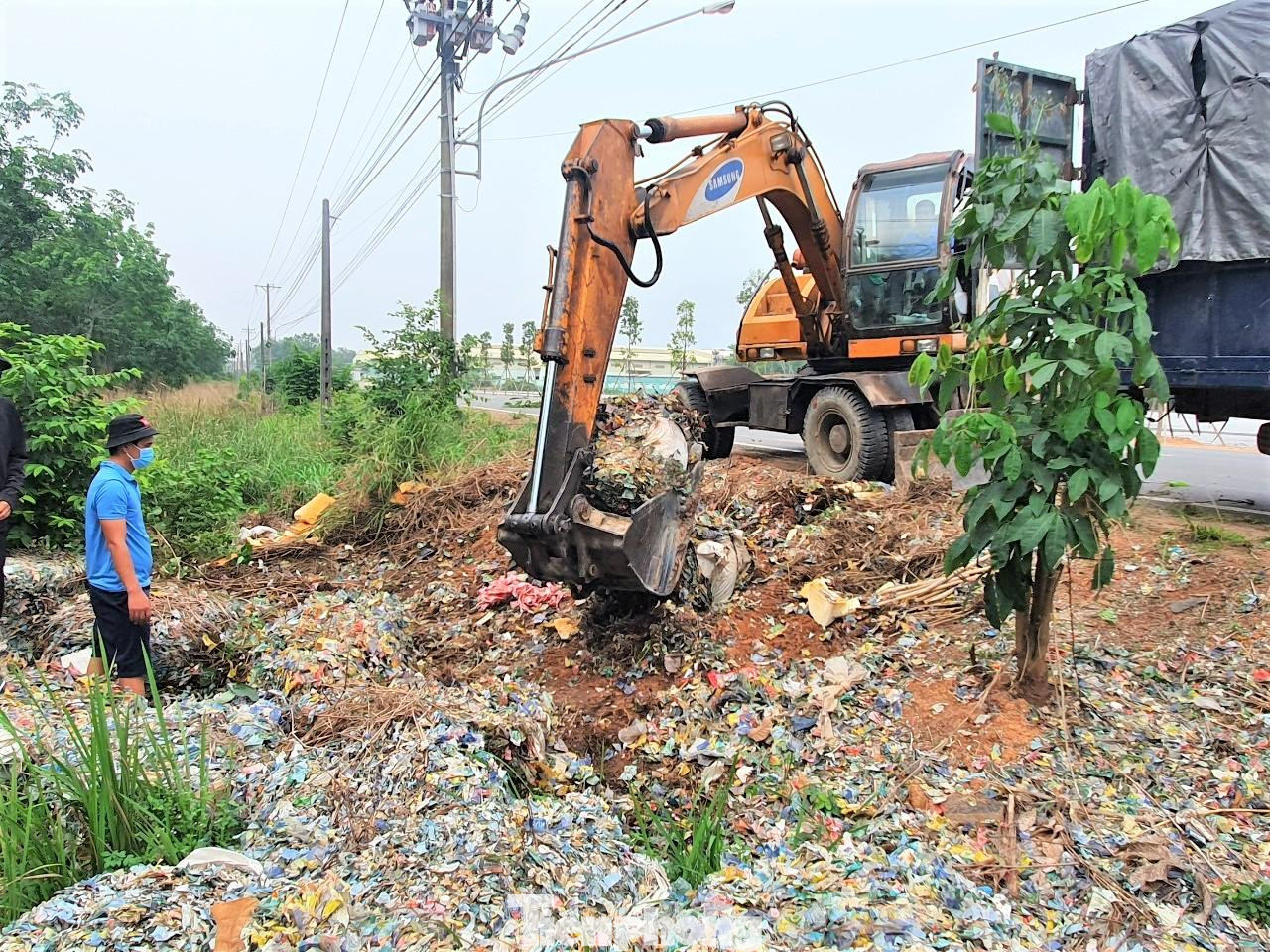 Rác thải trên đường ĐT 746 được ngành chức năng xử lý