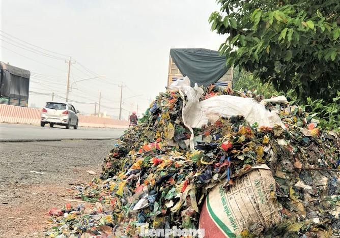Rác thải trên đường ĐT 744