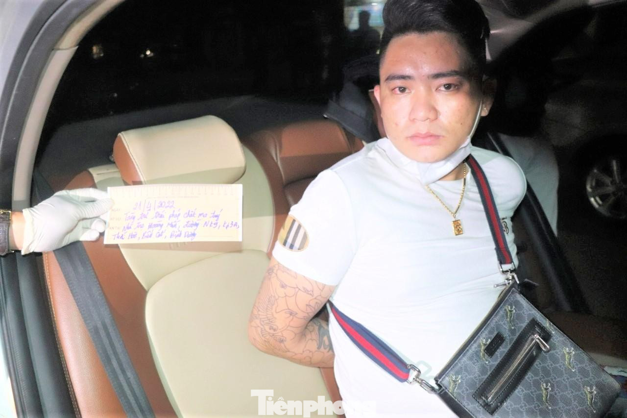 Đối tượng An ngồi chờ trên xe