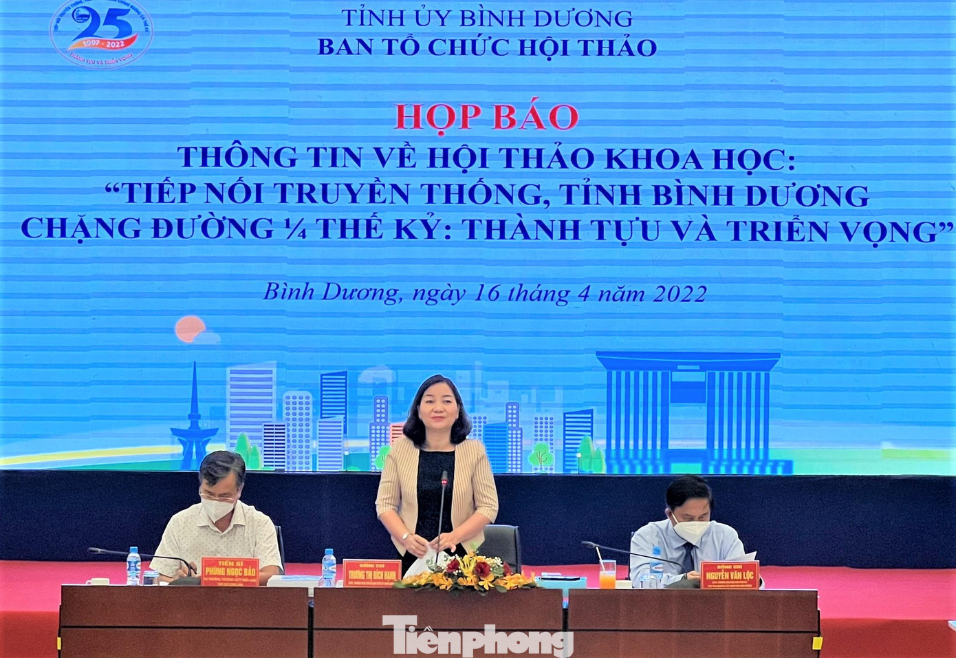 Bà Trương Thị Bích Hạnh thông tin về hội thảo sắp tới tại buổi họp báo Bà Trương Thị Bích Hạnh thông tin về hội thảo sắp tới tại buổi họp báo